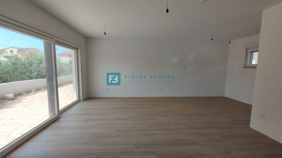 VODICE, novogradnja, 200 m do plaže, dvoetažni apartma, terasa