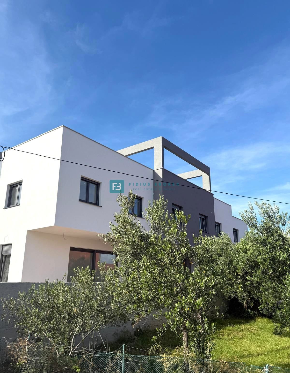 VODICE, novogradnja, 200 m do plaže, dvoetažni apartma, terasa
