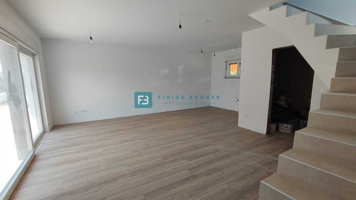 VODICE, novogradnja, 200 m do plaže, dvoetažni apartma, terasa
