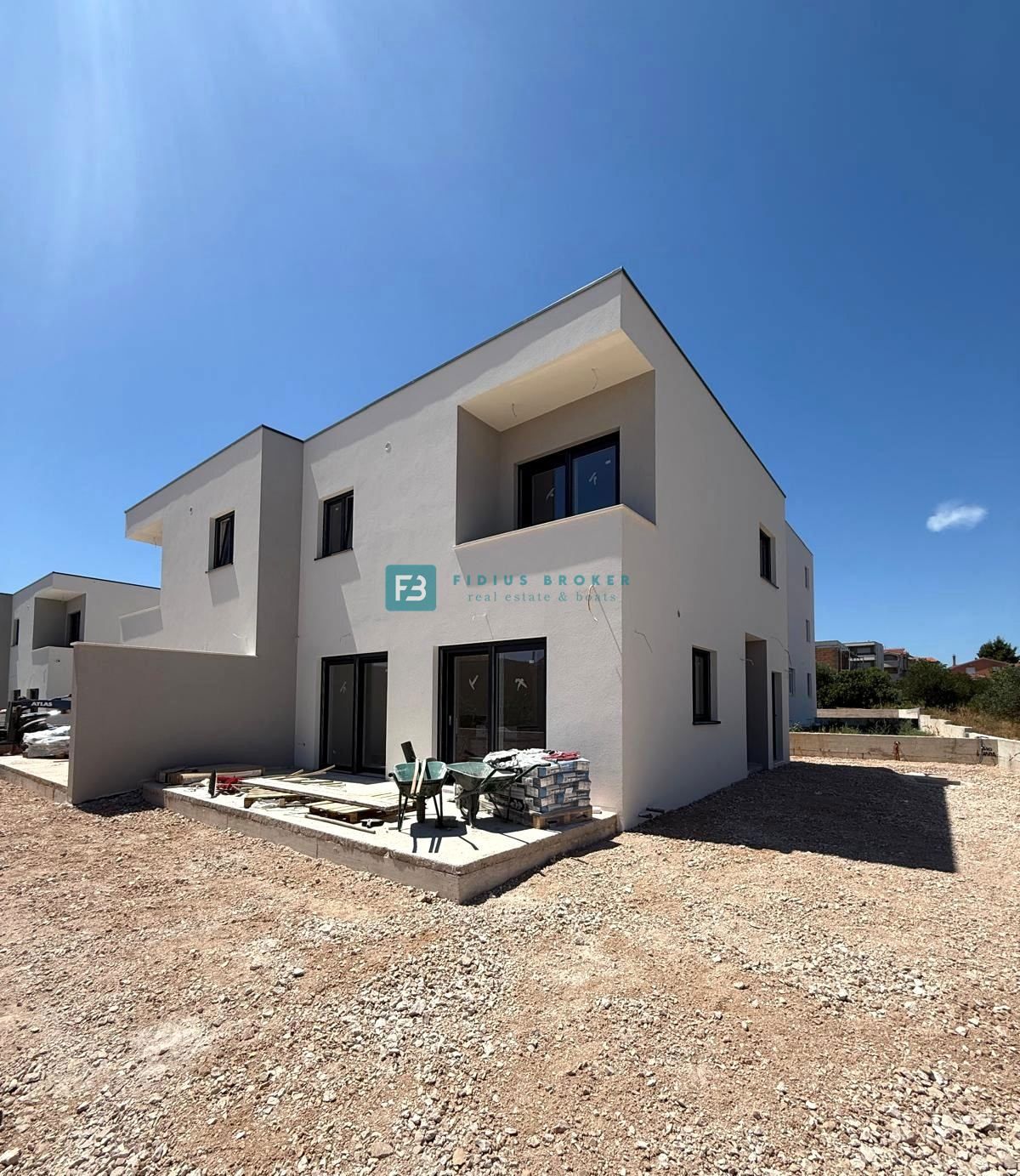 VODICE, novogradnja, dvojček, vrt 166 m2, mirna lokacija, S2