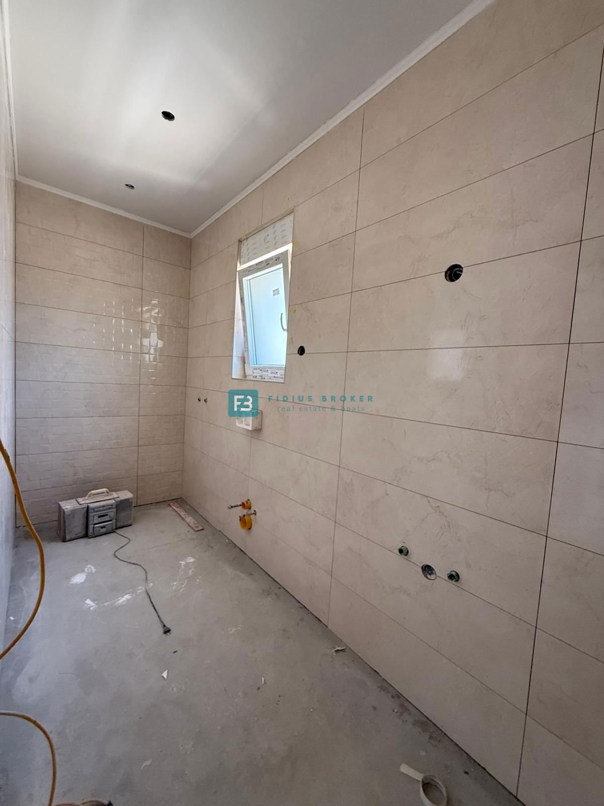 VODICE, novogradnja, dvojček, vrt 166 m2, mirna lokacija, S2