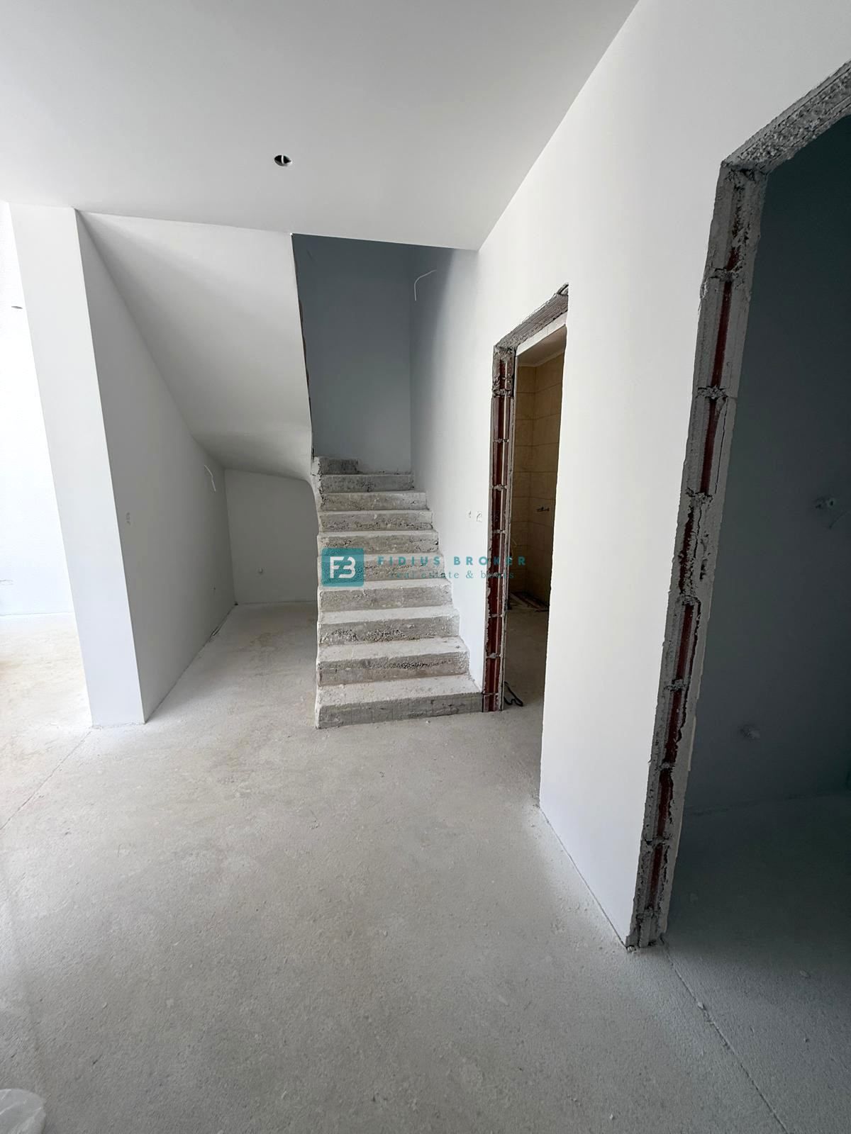 VODICE, novogradnja, dvojček, vrt 166 m2, mirna lokacija, S2