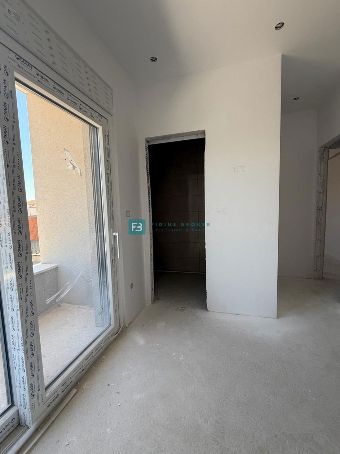 VODICE, novogradnja, dvojček, vrt 166 m2, mirna lokacija, S2