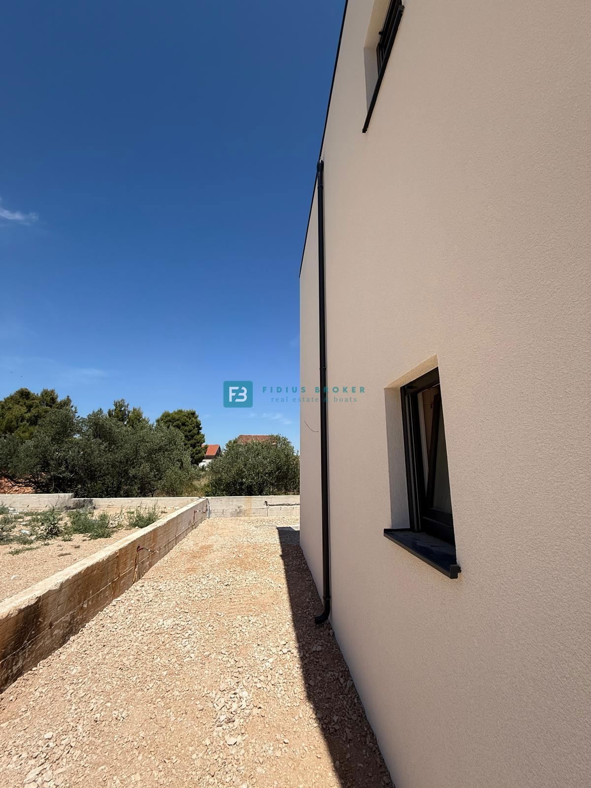 VODICE, novogradnja, dvojček, vrt 166 m2, mirna lokacija, S2
