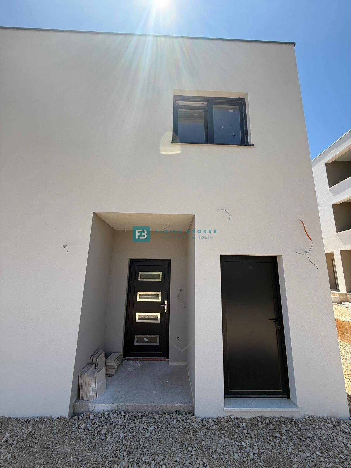 VODICE, novogradnja, dvojček, vrt 166 m2, mirna lokacija, S2
