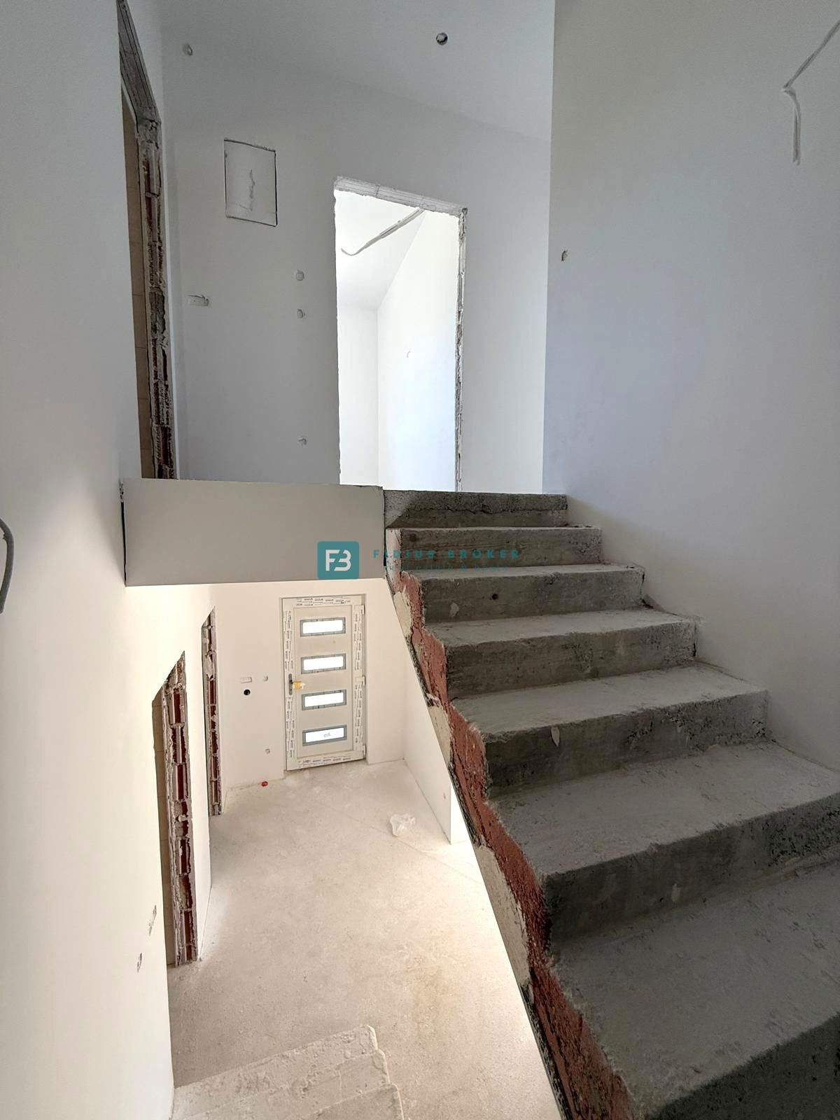 VODICE, novogradnja, dvojček, vrt 166 m2, mirna lokacija, S2