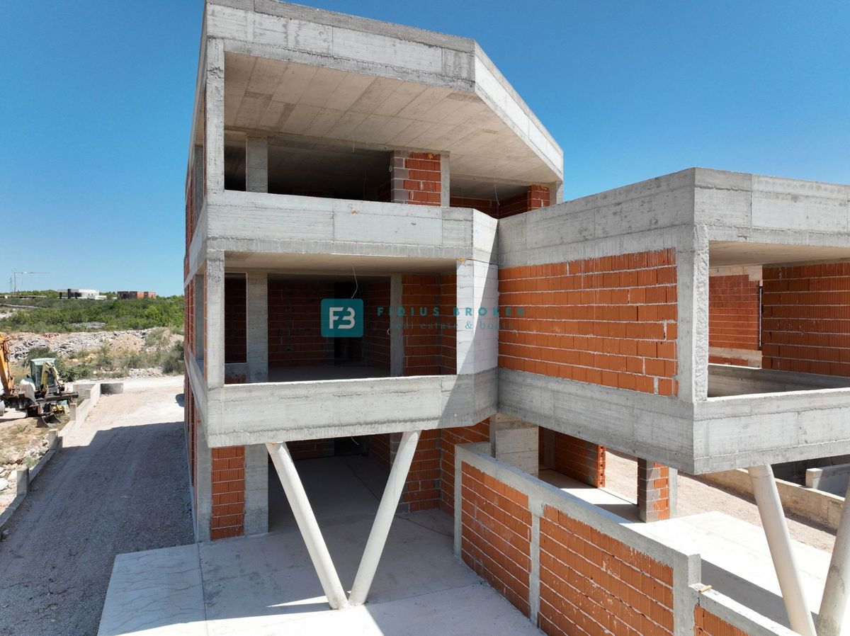 VODICE, novogradnja, luksuzno stanovanje, pritličje, bazen, vrt 138 m2