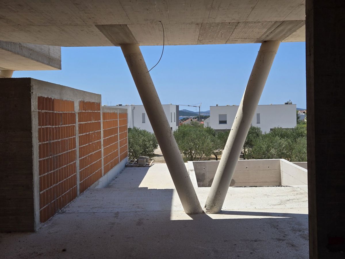 VODICE, novogradnja, luksuzno stanovanje, pritličje, bazen, vrt 138 m2