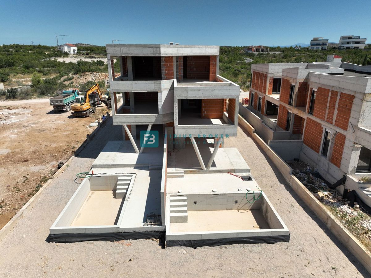 VODICE, novogradnja, luksuzno stanovanje, pritličje, bazen, vrt 138 m2