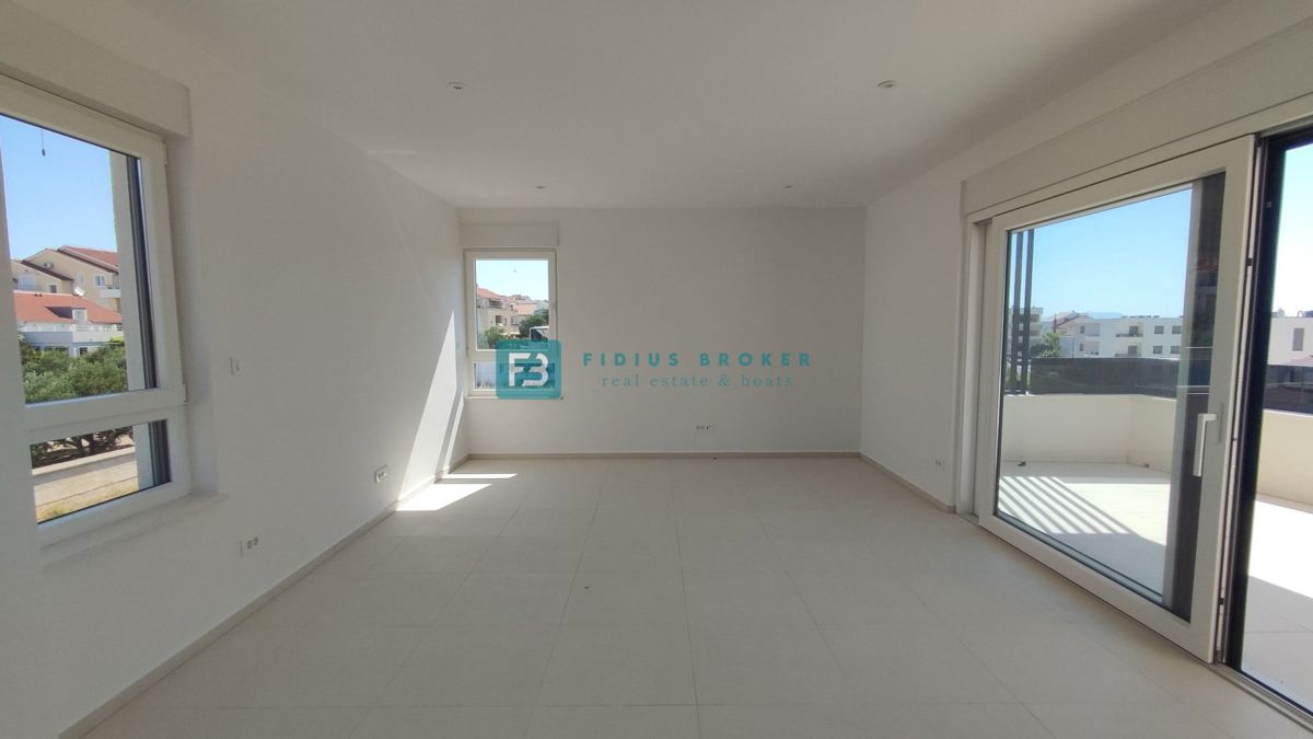 VODICE, novogradnja, 2. nadstropje, 400 m od plaže, pogled na more