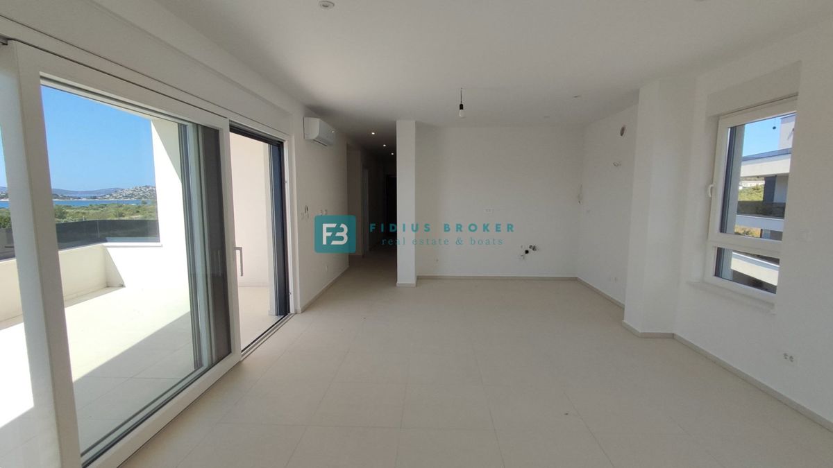VODICE, novogradnja, 2. nadstropje, 400 m od plaže, pogled na more