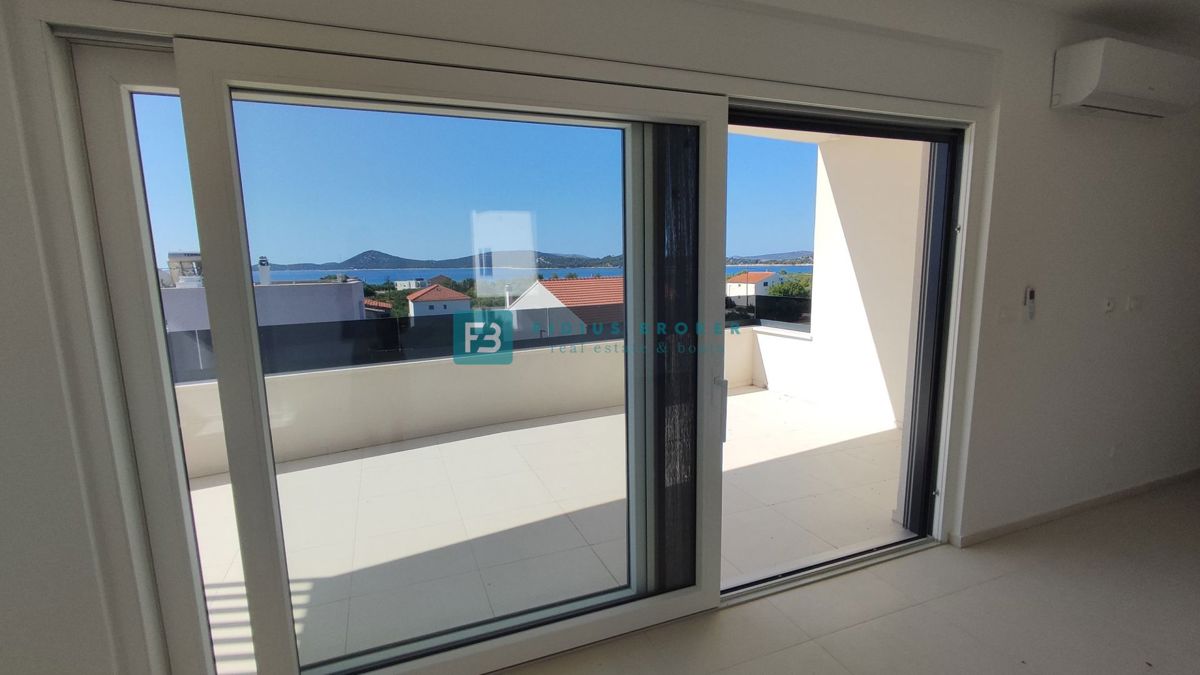 VODICE, novogradnja, 2. nadstropje, 400 m od plaže, pogled na more