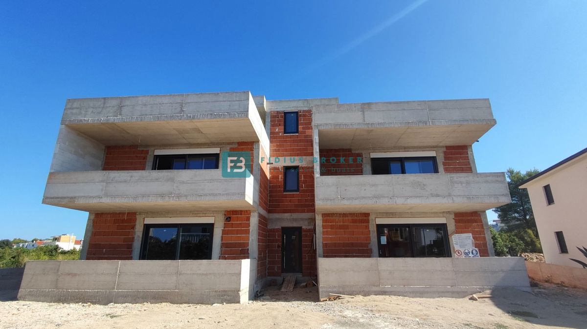 VODICE, novogradnja, pritličje, vrt 84 m2, 2 spavaće sobe
