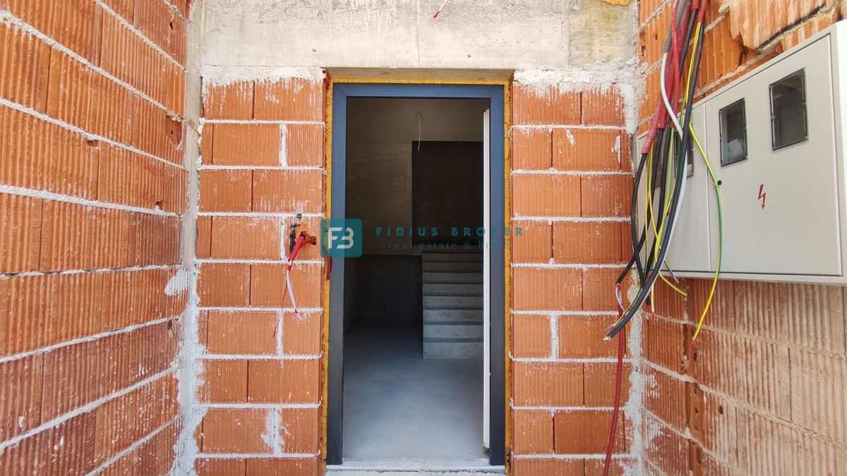 VODICE, novogradnja, pritličje, vrt 84 m2, 2 spavaće sobe