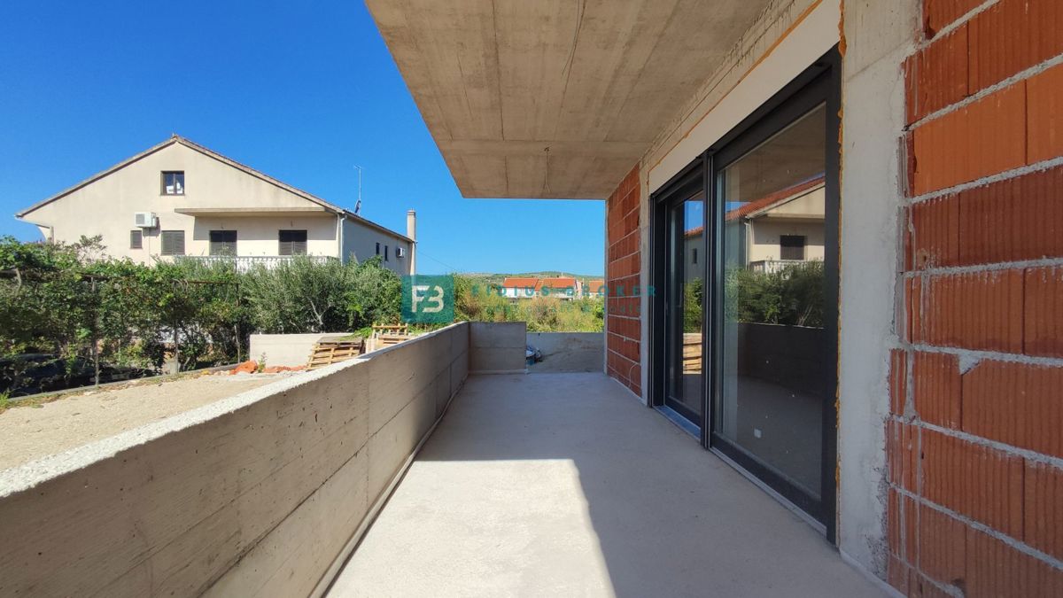 VODICE, novogradnja, pritličje, vrt 84 m2, 2 spavaće sobe