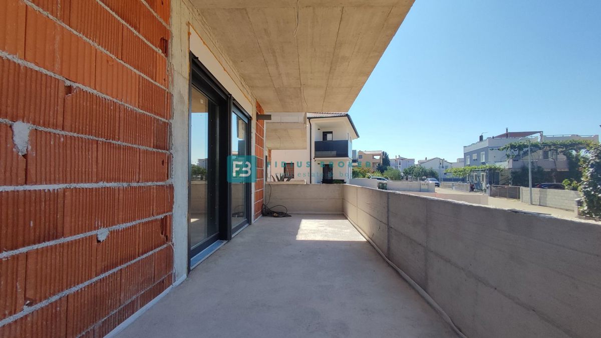 VODICE, novogradnja, pritličje, vrt 84 m2, 2 spavaće sobe