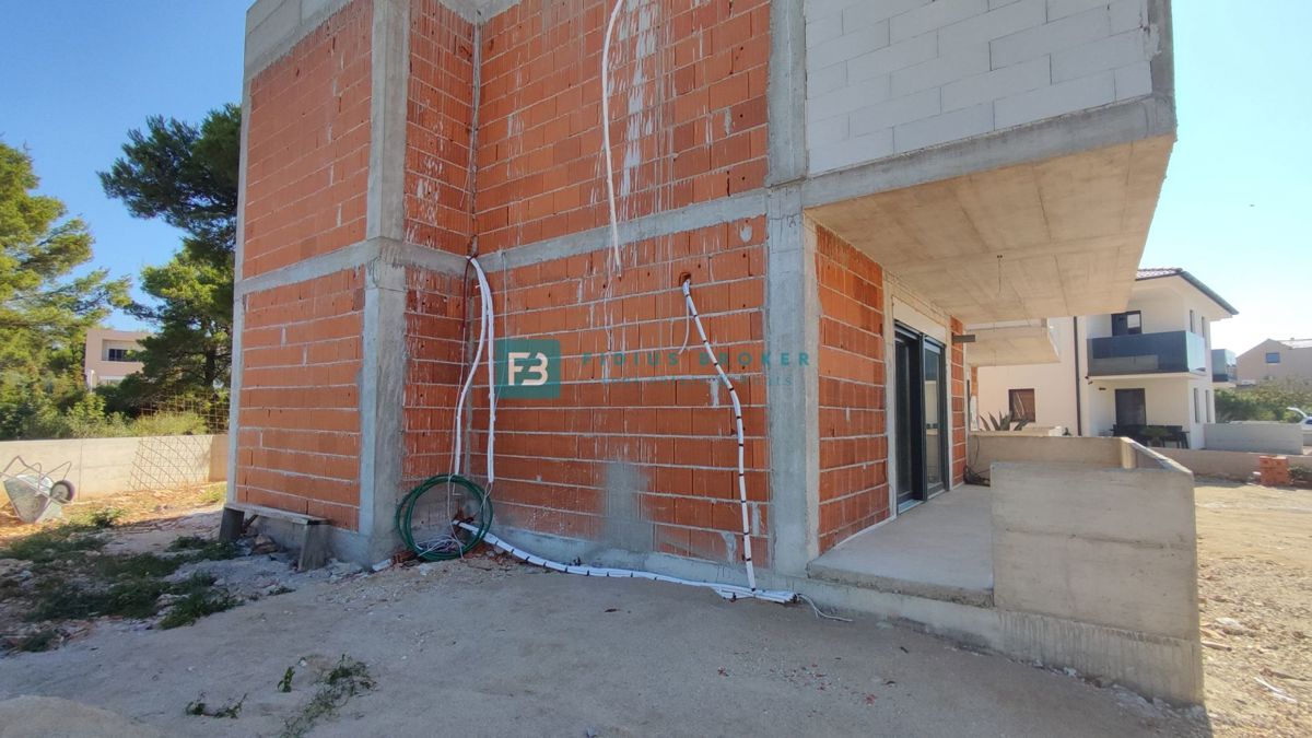 VODICE, novogradnja, pritličje, vrt 84 m2, 2 spavaće sobe