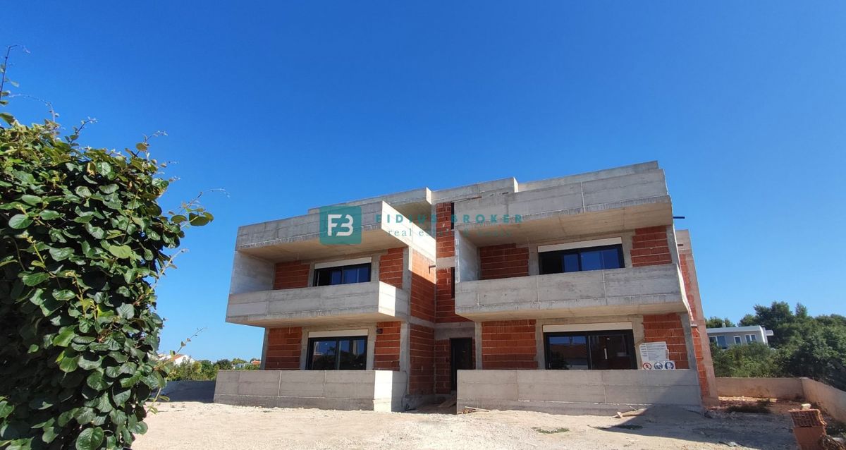 VODICE, novogradnja, pritličje, vrt 84 m2, 2 spavaće sobe
