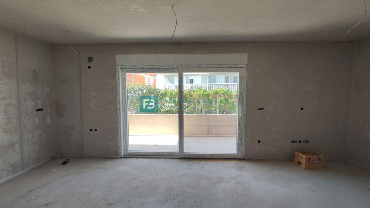 VODICE, novogradnja, pritličje, vrt 84 m2, 2 spavaće sobe