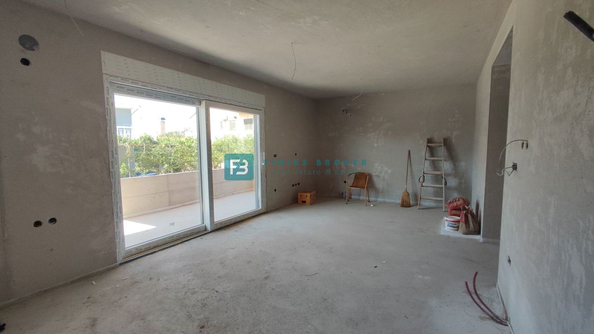 VODICE, novogradnja, pritličje, vrt 84 m2, 2 spavaće sobe