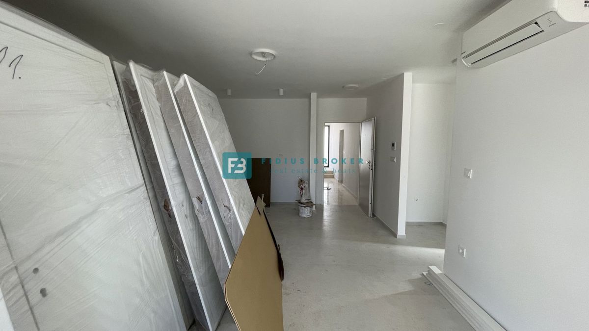 VODICE, novogradnja, pritličje, vrt 73 m2, 650 m do plaže