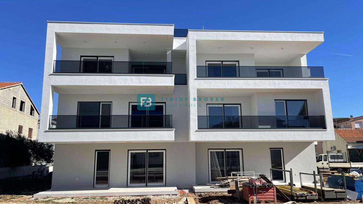 VODICE, novogradnja, pritličje, vrt 73 m2, 650 m do plaže