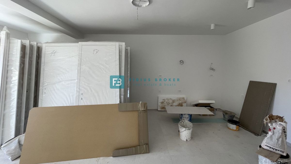 VODICE, novogradnja, pritličje, vrt 73 m2, 650 m do plaže