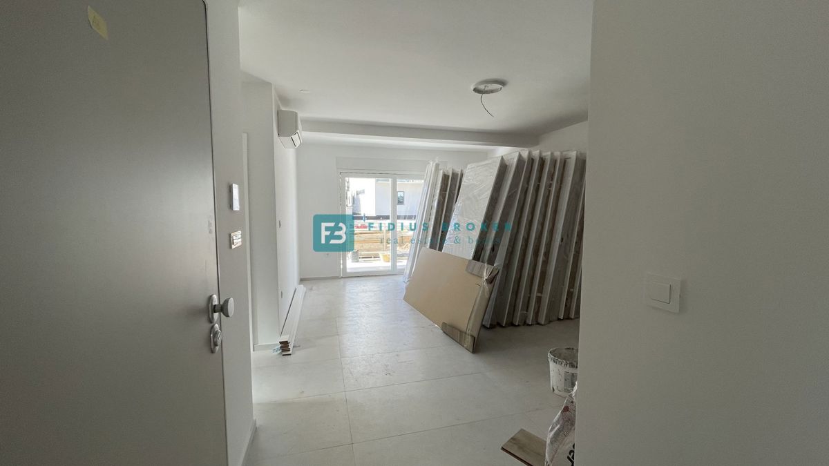 VODICE, novogradnja, pritličje, vrt 73 m2, 650 m do plaže