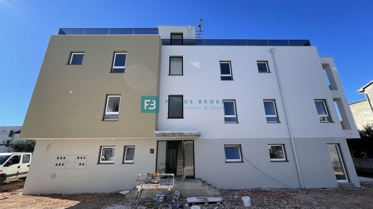 VODICE, novogradnja, pritličje, vrt 73 m2, 650 m do plaže