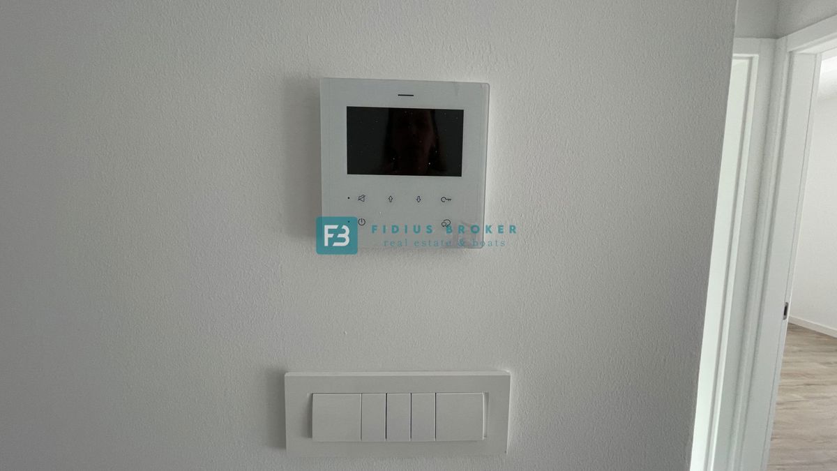 VODICE, novogradnja, pritličje, vrt 73 m2, 650 m do plaže