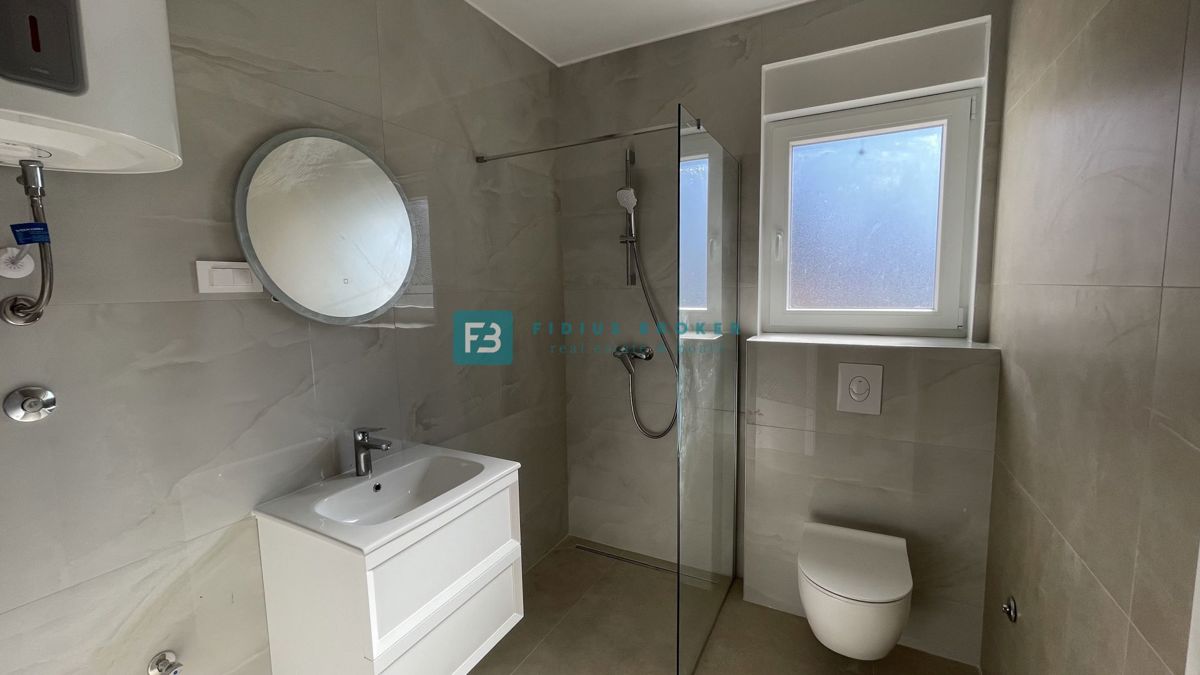 VODICE, novogradnja, pritličje, vrt 73 m2, 650 m do plaže