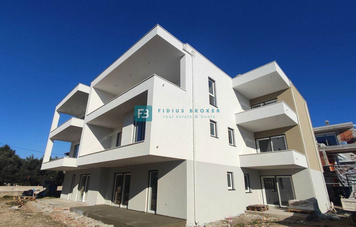 VODICE, novogradnja, pritličje, vrt 73 m2, 650 m do plaže