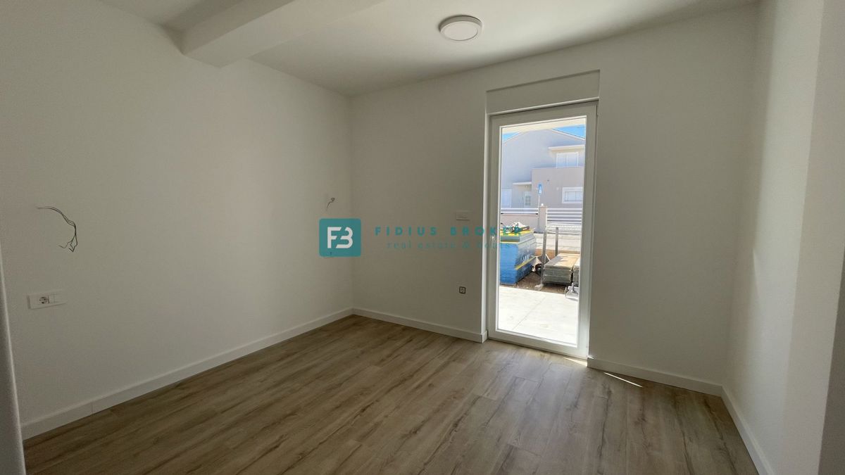 VODICE, novogradnja, pritličje, vrt 73 m2, 650 m do plaže