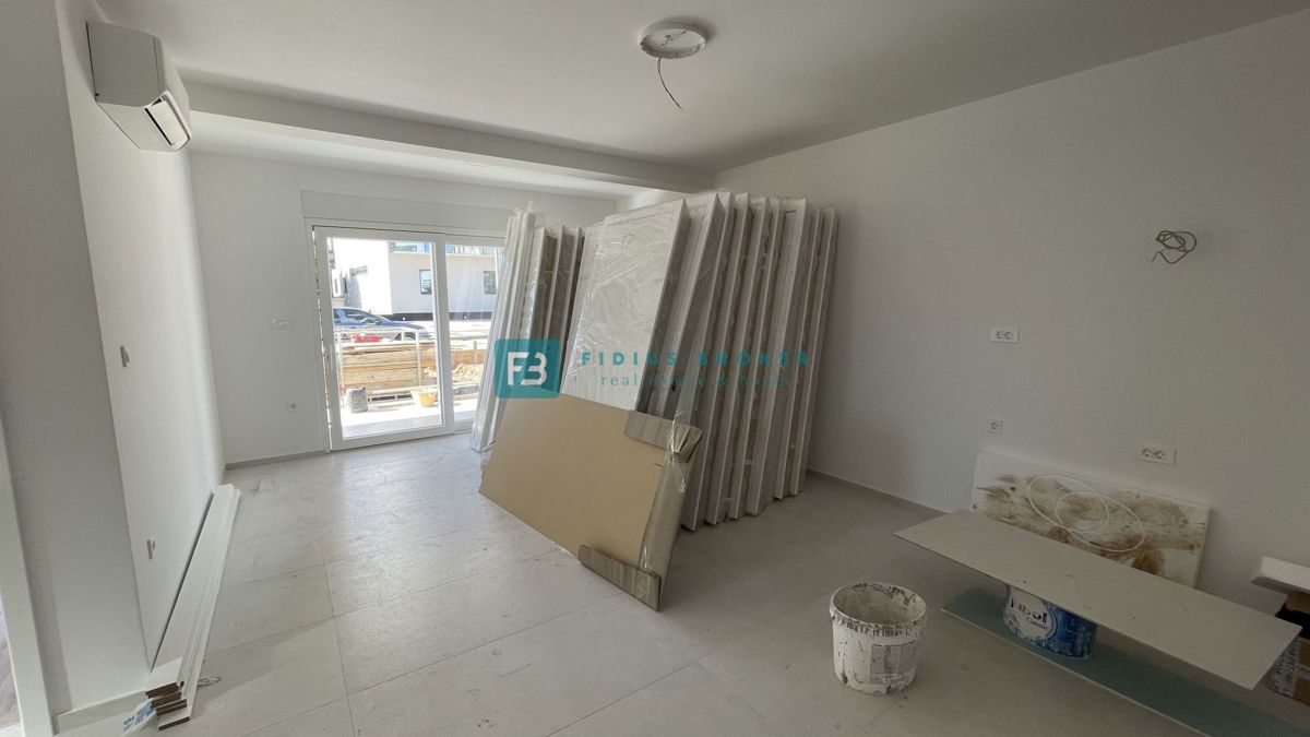 VODICE, novogradnja, pritličje, vrt 73 m2, 650 m do plaže