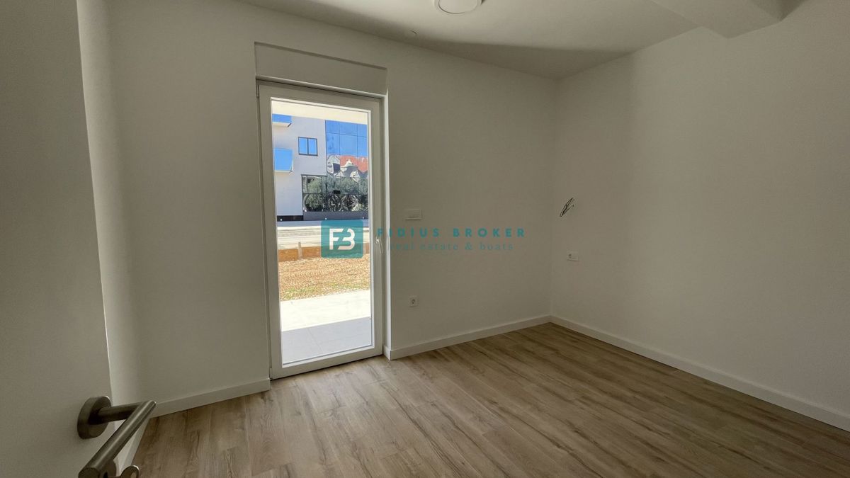 VODICE, novogradnja, pritličje, vrt 73 m2, 650 m do plaže