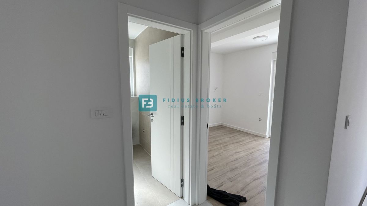 VODICE, novogradnja, pritličje, vrt 73 m2, 650 m do plaže