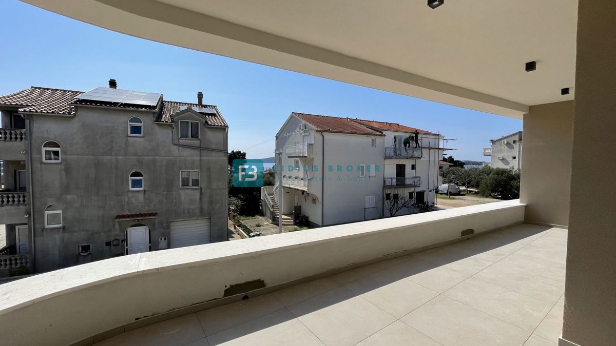 VODICE, novo, luksuzno stanovanje, vrhunska lokacija, 50 m do plaže, 1. nadstropje, terasa, dvigalo