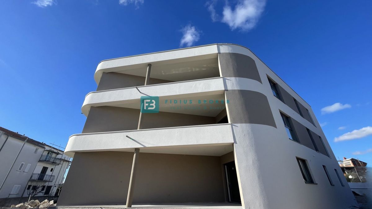 VODICE, novo, luksuzno stanovanje, vrhunska lokacija, 50 m do plaže, 1. nadstropje, terasa, dvigalo