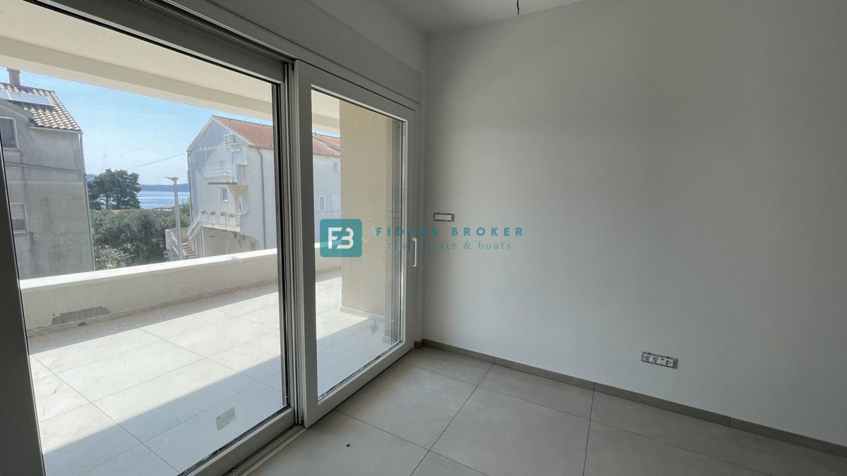 VODICE, novo, luksuzno stanovanje, vrhunska lokacija, 50 m do plaže, 1. nadstropje, terasa, dvigalo