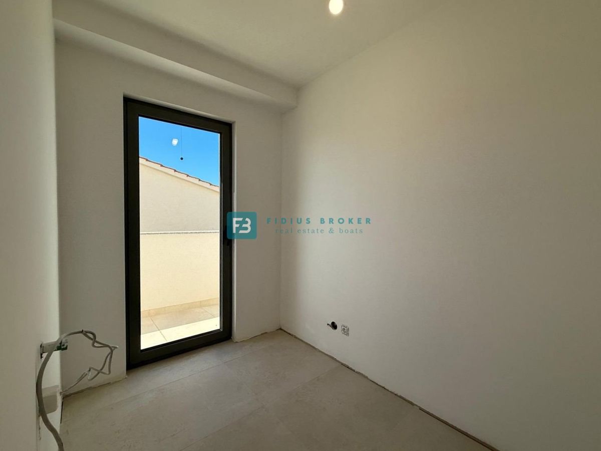 VODICE, moderno stanovanje, 3 spalnice, terasa 54,03 m², 700 m do plaže