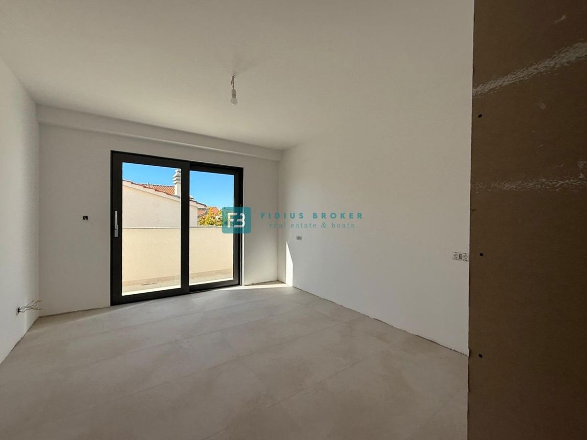 VODICE, moderno stanovanje, 3 spalnice, terasa 54,03 m², 700 m do plaže