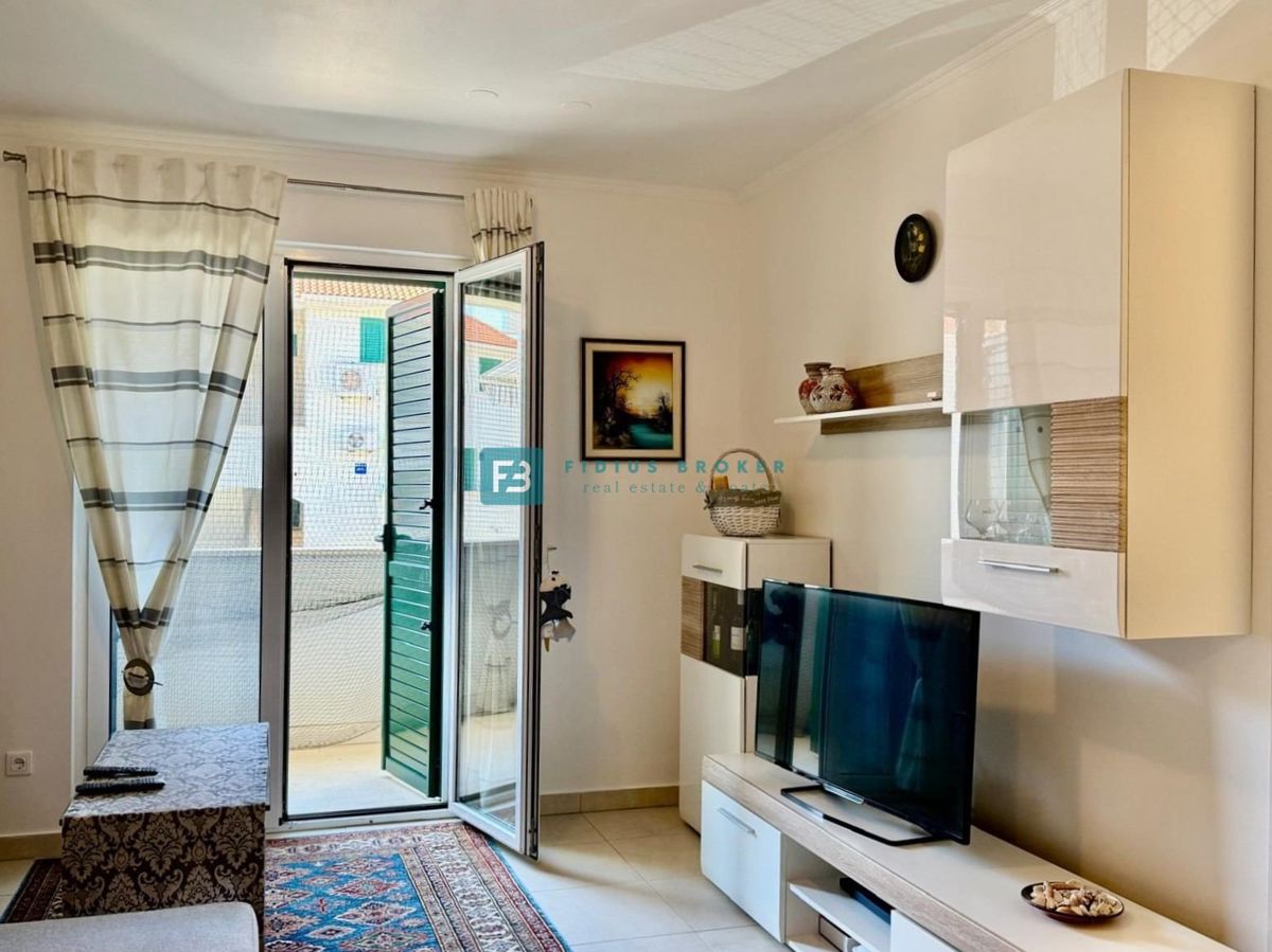 VODICE, vrhunska lokacija, širši center, 150 m do plaže, opremljeno stanovanje