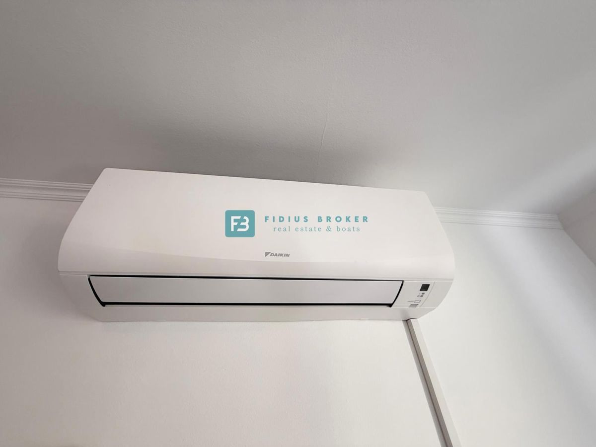 VODICE, vrhunska lokacija, širši center, 150 m do plaže, opremljeno stanovanje