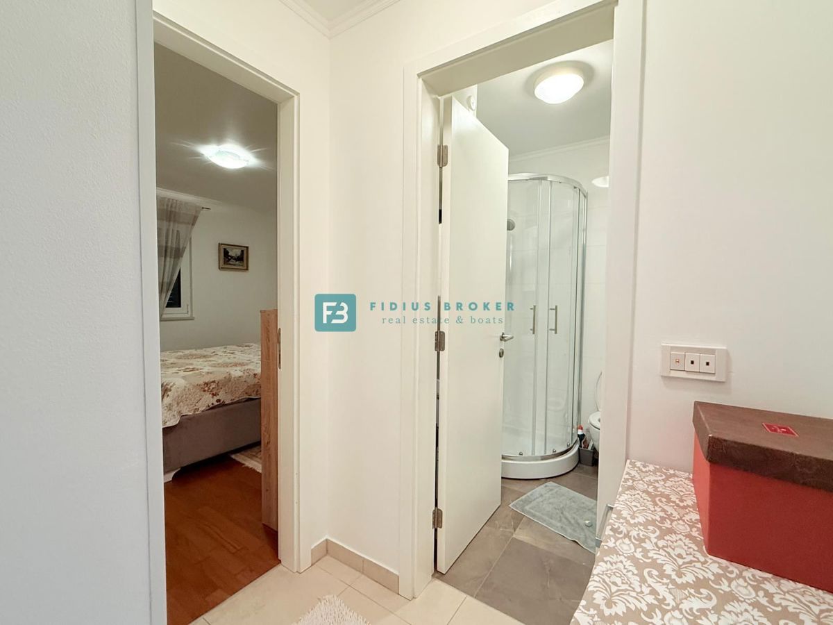 VODICE, vrhunska lokacija, širši center, 150 m do plaže, opremljeno stanovanje