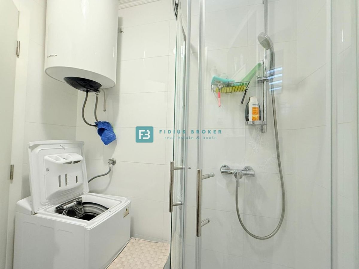 VODICE, vrhunska lokacija, širši center, 150 m do plaže, opremljeno stanovanje