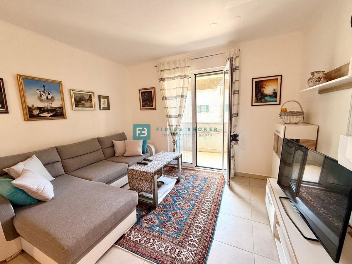 VODICE, vrhunska lokacija, širši center, 150 m do plaže, opremljeno stanovanje