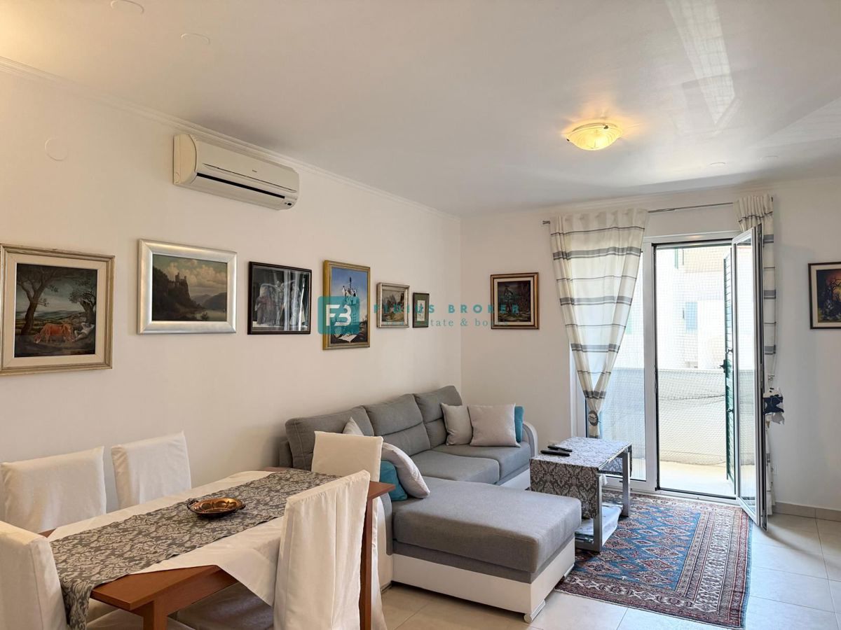 VODICE, vrhunska lokacija, širši center, 150 m do plaže, opremljeno stanovanje