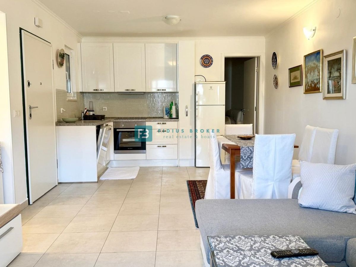 VODICE, vrhunska lokacija, širši center, 150 m do plaže, opremljeno stanovanje