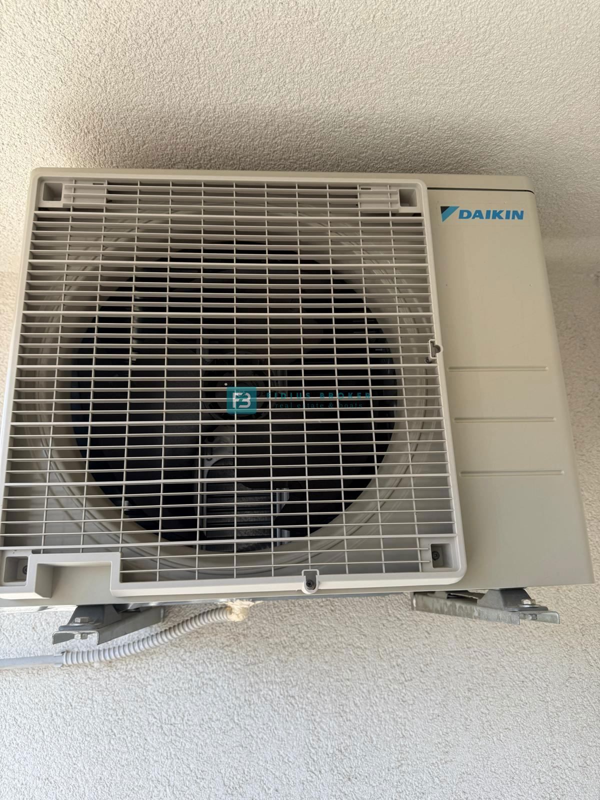 VODICE, vrhunska lokacija, širši center, 150 m do plaže, opremljeno stanovanje