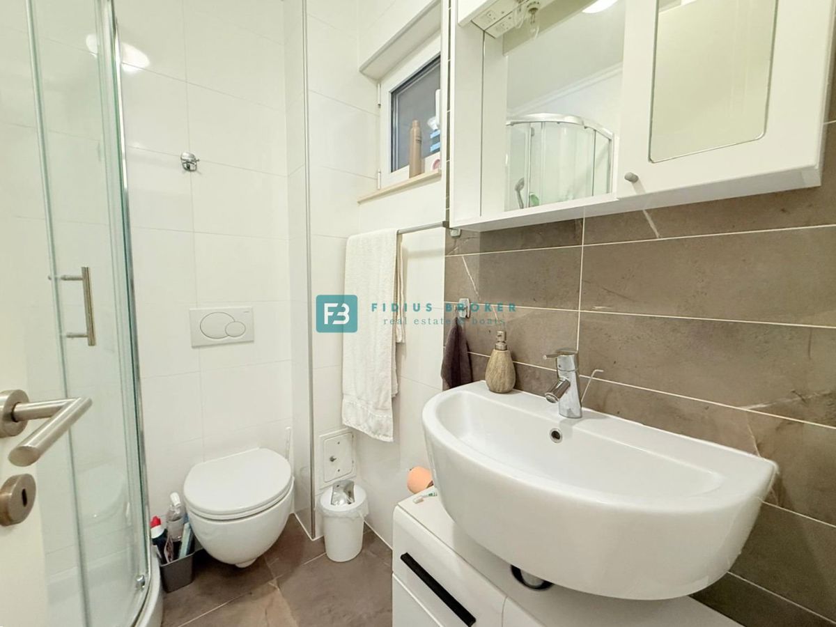 VODICE, vrhunska lokacija, širši center, 150 m do plaže, opremljeno stanovanje